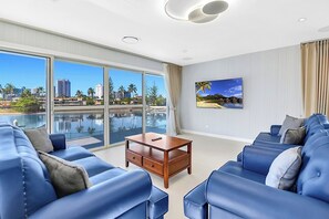 TV - Riverside Family-friendly 4Bedroom Home with Pool (Surfers Paradise)