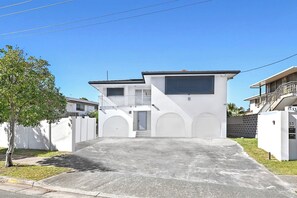 Exterior - Riverside Family-friendly 4Bedroom Home with Pool (Surfers Paradise)
