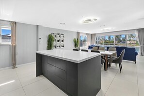 Lobby - Riverside Family-friendly 4Bedroom Home with Pool (Surfers Paradise)