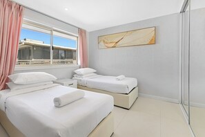 Room - Riverside Family-friendly 4Bedroom Home with Pool (Surfers Paradise)