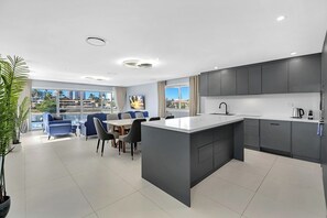 Fridge, microwave, oven, stovetop - Riverside Family-friendly 4Bedroom Home with Pool (Surfers Paradise)