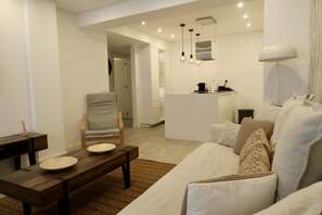 TV - Lovely & Comfy I - Checkinhome (Monte Estoril)