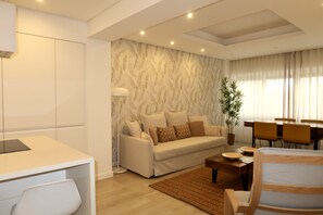TV - Lovely & Comfy I - Checkinhome (Monte Estoril)