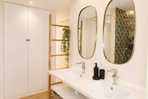 Bathroom - Lovely & Comfy III - Checkinhome (Monte Estoril)