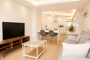 TV - Lovely & Comfy III - Checkinhome (Monte Estoril)