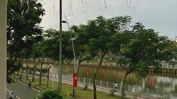 Suite, bañera, vistas al río | Jardines del alojamiento