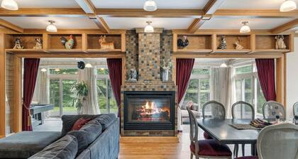 Gorgeous Private Lakefront Estate w/Hot Tub, Kayaks & Stunning Views