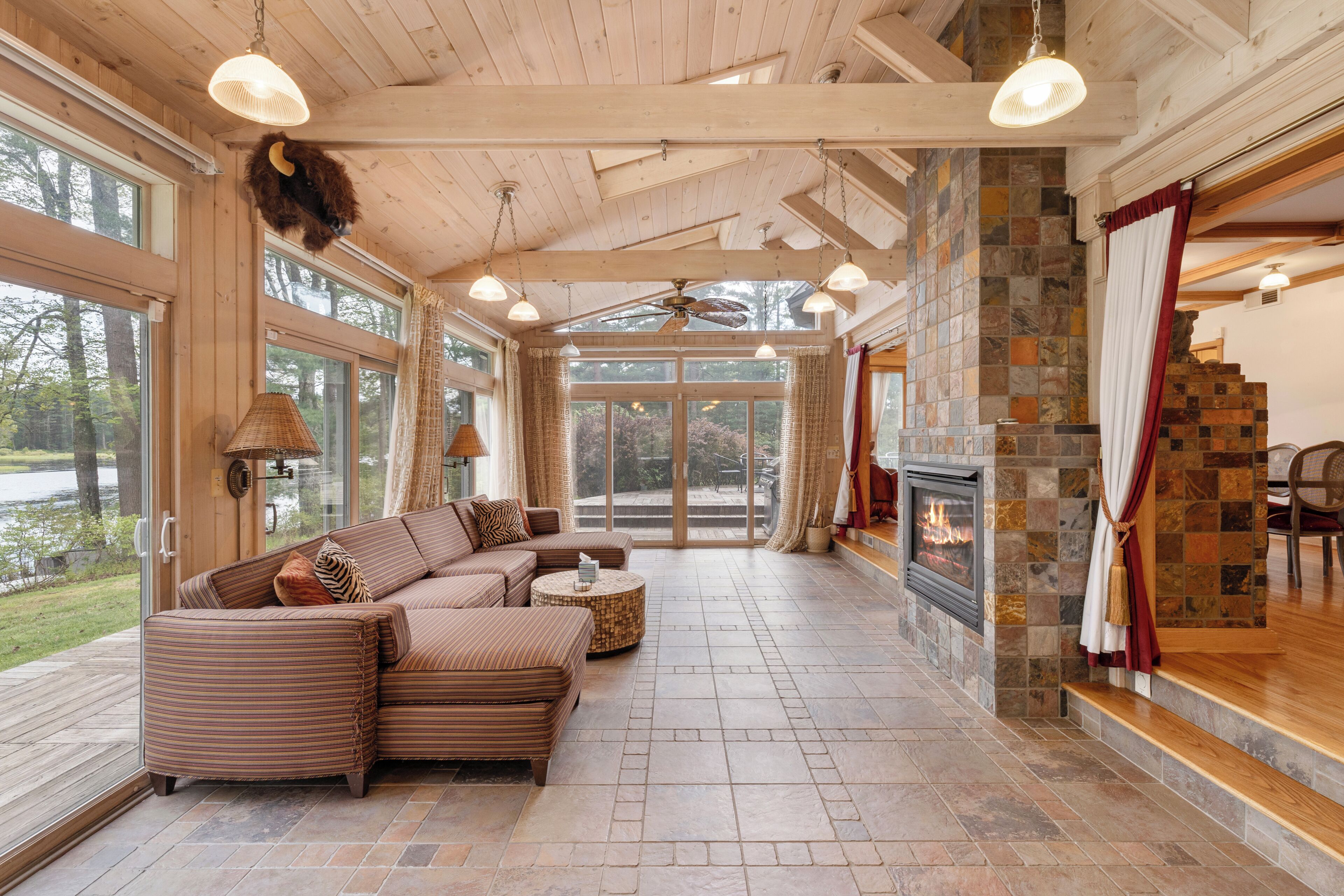 Smart TV, fireplace, DVD player, table tennis