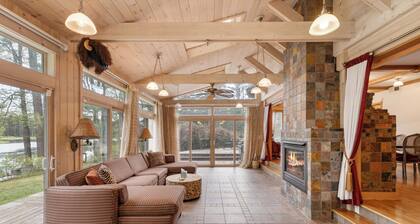 Gorgeous Private Lakefront Estate w/Hot Tub, Kayaks & Stunning Views