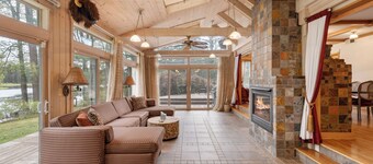 Gorgeous Private Lakefront Estate w/Hot Tub, Kayaks & Stunning Views