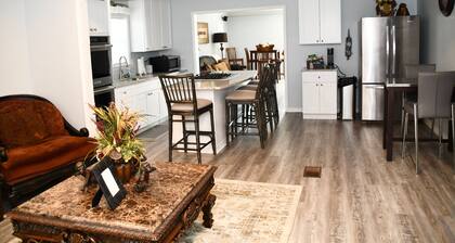 TUCKED AWAY
3 Bed 2 Bath, Modern Kitchen, 2 Living Areas