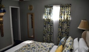 Room - TUCKED AWAY
3 bedroom 2 full bath, modern kitchen, 2 living areas (Natchez)