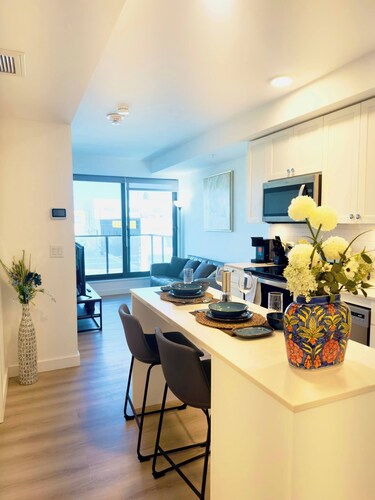Downtown Condo, Stylish & Comfy