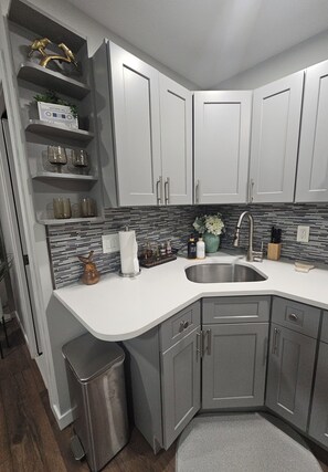 Deluxe Apartment, Non Smoking, Private Bathroom | Private kitchen - Sundown Escape-South Shore Long Island (Bay Shore)