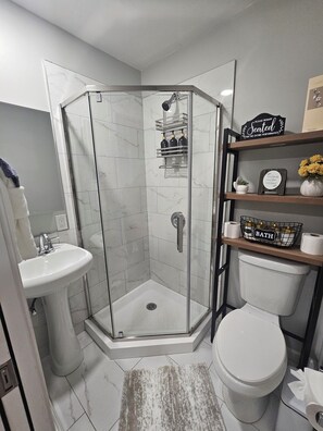 Deluxe Apartment, Non Smoking, Private Bathroom | Bathroom - Sundown Escape-South Shore Long Island (Bay Shore)