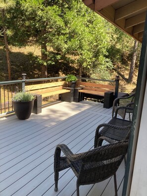 Terrace/patio -  Cedar Bend: Hilltop Secluded Retreat near Yosemite, Bass Lake & National Forest (Oakhurst)