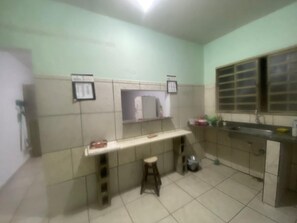 Shower, towels, soap, toilet paper - Villa Callegaro Hotel Capivari SP (Capivari)