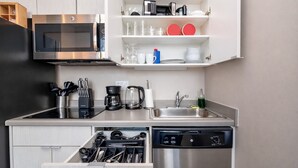 Eine moderne Küche mit integriertem Mikrowellenherd, Kaffeemaschine und Geschirrspüler.