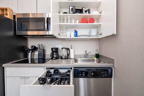 Private kitchen - South Loop 2BR Oasis w/ Patio & Gym Near McCormick Place and Soldier Field (Chicago)