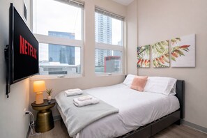 Room - South Loop 2BR Oasis w/ Patio & Gym Near McCormick Place and Soldier Field (Chicago)