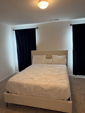 Room - 5 Min to Airport! Entire 3BR Townhome!! Peaceful Home!! (Charlotte)