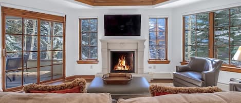 Smart TV, chimenea y libros