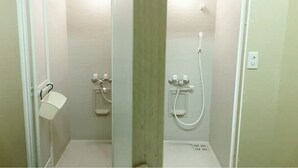 Un baño con ducha, inodoro y lavamanos.