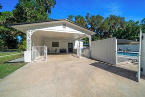 Exterior - Private suite with pool access near WEC, Downtown, Restaurants, Publix & More! (Ocala)