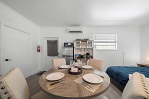 Dining - Private suite with pool access near WEC, Downtown, Restaurants, Publix & More! (Ocala)