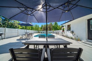 Outdoor dining - Private suite with pool access near WEC, Downtown, Restaurants, Publix & More! (Ocala)