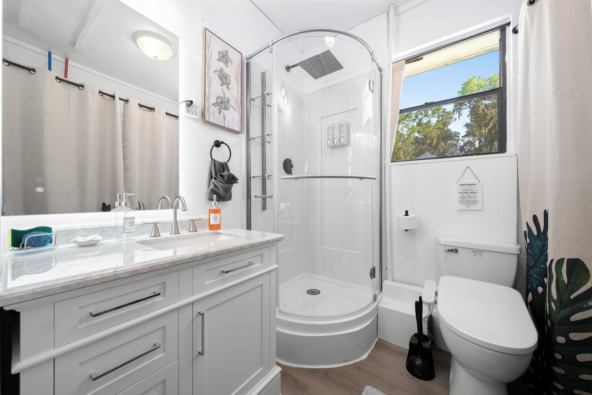 Shower, hair dryer, bidet, towels