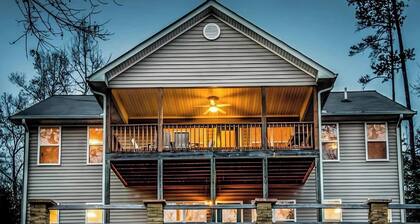Stone Landing Lakefront Retreat: Spacious 2-bed, 3-bath House with Private Dock