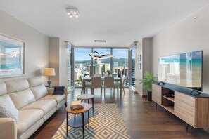 Living area - Luxury 1BR/1BA Condo at One Ala Moana (Honolulu)