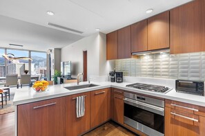 Private kitchen - Luxury 1BR/1BA Condo at One Ala Moana (Honolulu)