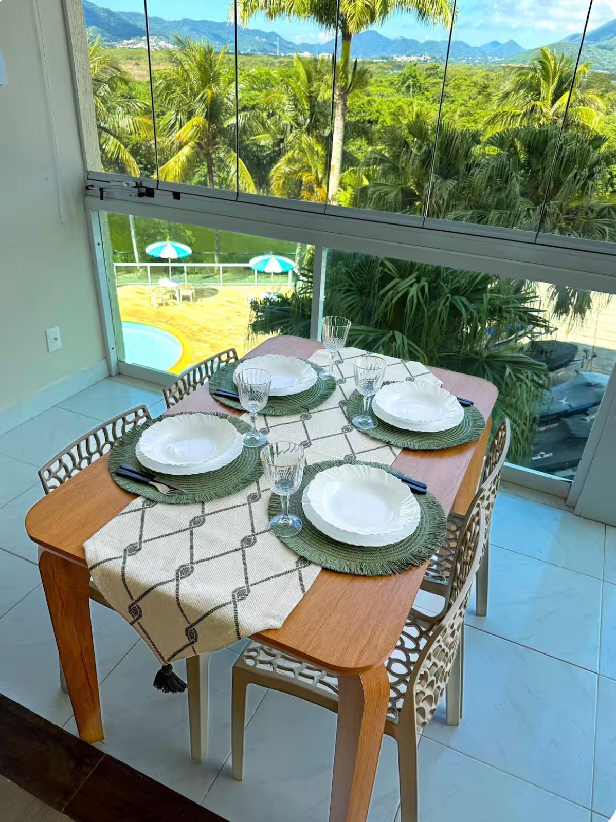 Deluxe Apartment, Canal View | Dining
