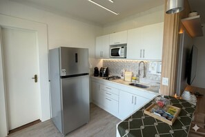 Deluxe Apartment, Canal View | Private kitchen - Encanto da Praia Luxo  (Niterói)