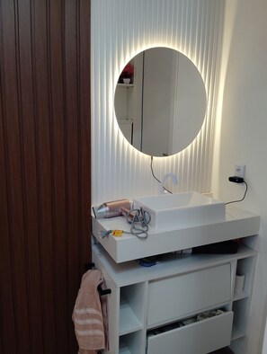 Secador de cabelo, toalhas de banho, sabonete, papel higiênico