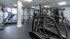 A gym with treadmills, elliptical machines, and weight equipment. - Sundestin 105 (Destin)