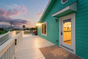 Exterior detail - Mins to Beach with Private Pool, Fire Pit & Tiki Bar Sleeps 12 (Crystal Beach)