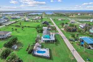 Exterior - Mins to Beach with Private Pool, Fire Pit & Tiki Bar Sleeps 12 (Crystal Beach)