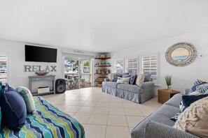 Smart TV, books - Waterfront 2BR w/ Canal, Patio & Optional Dockage – Tavernier Keys Getaway (Marathon)