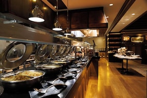 Dining - Experience Modern Comfort: Room w/ Cozy Beds & Pool Access (Salt Lake City)