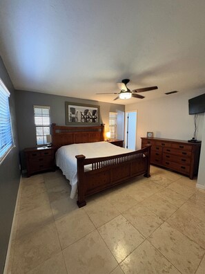 3 bedrooms, iron/ironing board, WiFi, bed sheets - Relax, unwind, and enjoy the best of Lake Clay Retreat. (Lake Placid)