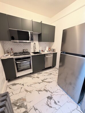 Private kitchen - Spacious 2-bedroom apartment in quaint Jersey City with AC (Jersey City)