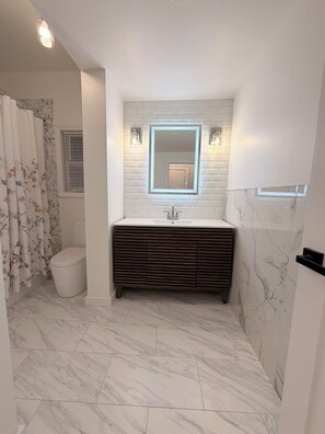 Bathroom - Spacious 2-bedroom apartment in quaint Jersey City with AC (Jersey City)