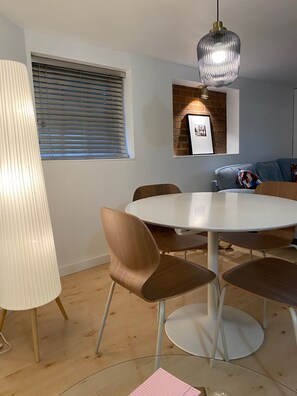 Dining - 1-bdrm basement suite in Vancouver close to all your amenities and downtown. (Vancouver)