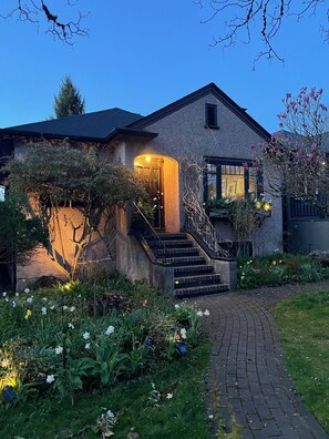 Exterior - 1-bdrm basement suite in Vancouver close to all your amenities and downtown. (Vancouver)