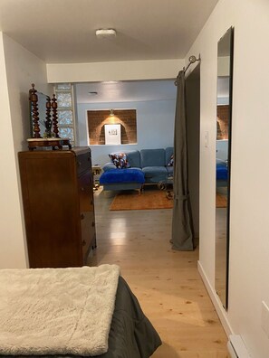 Room - 1-bdrm basement suite in Vancouver close to all your amenities and downtown. (Vancouver)