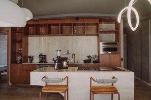 Frigorífico, horno, cafetera o tetera y tostadora