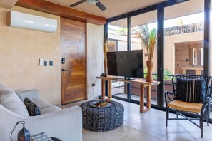 TV - Modern Ocean Front 2 BR by BT Homes (Balam Canché)